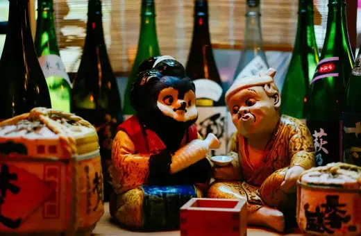 Figurki tanuki i starca z sake. Dowiedz się, jak pić sake, by poczuć japoński klimat.