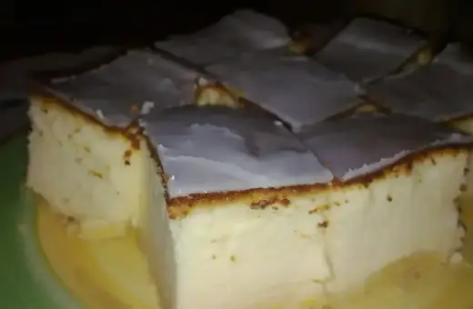 Pokrojony na kwadraty sernik tradycyjny z lukrem, idealny na prosty przepis.