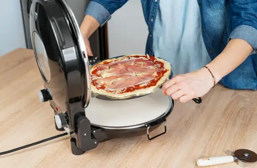 Wkładanie pizzy do pieca. Ten najlepsza pizza przepis jest prosty i szybki!