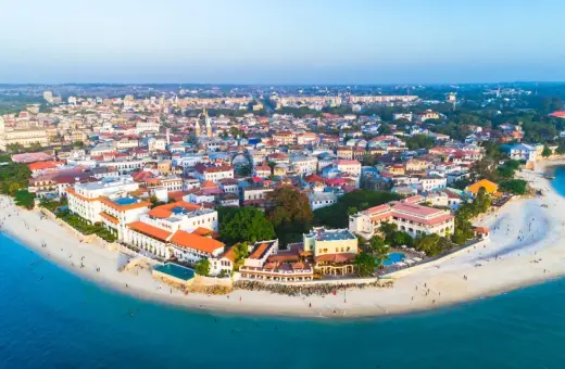 Zanzibar, idealne miejsce, gdzie na wakacje w sierpniu. Białe plaże, turkusowa woda i zabytkowe miasto zapraszają do odpoczynku.