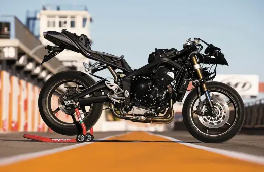 Motocykl Triumph Daytona 675 bez owiewek na torze wyścigowym. Dane techniczne tego sportowego jednośladu są imponujące.