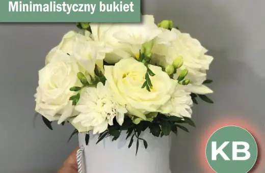 Minimalistyczny bukiet białych róż i frezji, idealny jako kwiaty na komunię do kościoła.