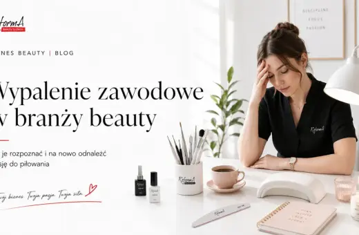Zmęczona stylistka paznokci, przy biurku z kosmetykami, zmaga się z wypaleniem zawodowym. Tekst na ekranie: "Wypalenie zawodowe w branży beauty".