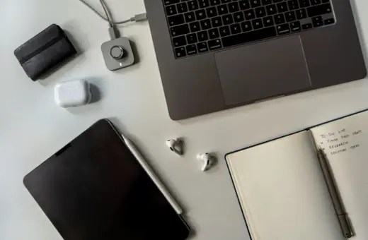 Staż pracy umowa zlecenie: laptop, tablet, słuchawki i notatnik z listą zadań.