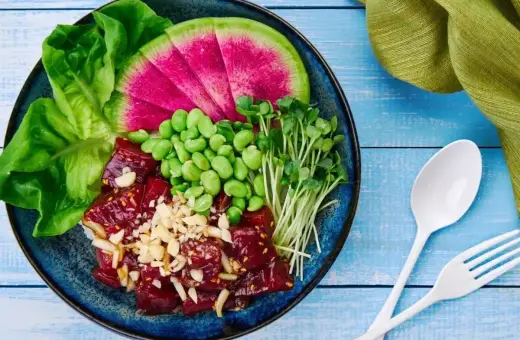 Kolorowy poke bowl: surowe ryby, edamame, rzodkiewka, kiełki i sałata. To właśnie jest poke bowl!