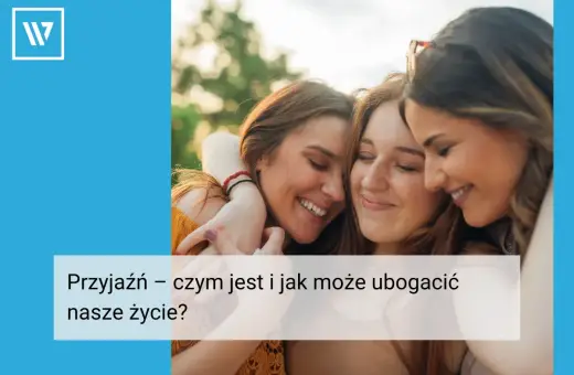 Trzy uśmiechnięte kobiety przytulają się. To obraz tego, co to jest przyjaźń i jak może ubogacić nasze życie.