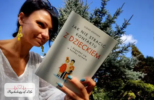 Kobieta czyta książkę "Jak nie stracić kontaktu z dzieckiem". Podpowiada, jak rozmawiać z nastolatkiem, by utrzymać dobrą relację.