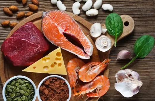 Mięso, łosoś, ser, krewetki, pestki dyni, kakao, migdały, fasola, szpinak, grzyby i czosnek – naturalne źródła selenu i cynku.