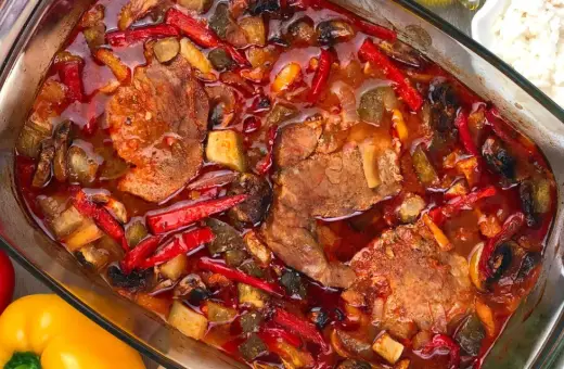 Karkówka po zbójnicku w plastrach, duszona z papryką i pieczarkami w aromatycznym sosie.