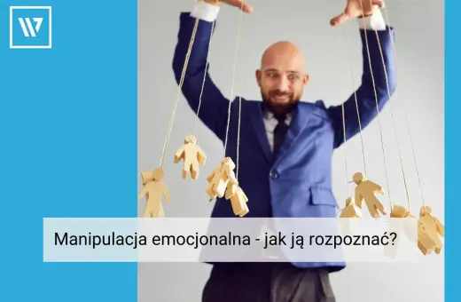 Mężczyzna w garniturze steruje drewnianymi ludzikami jak marionetkami. To wizualizacja manipulacji emocjonalnej.