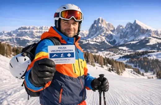 Narciarz w Dolomitach trzyma kartę "Polisa Ubezpieczeniowa" - idealna na narty we Włoszech. Bezpieczeństwo przede wszystkim!