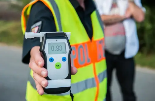 Policja przeprowadza badanie krwi na narkotyki, używając alkomatu. Wynik 0.93 promila.