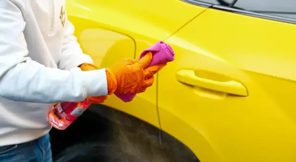 Jak myć auto po ceramice, by nie uszkodzić powłoki i zachować blask