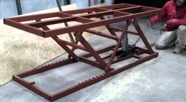 Podnośnik motocyklowy DIY: Zbuduj go sam i oszczędź! Poradnik krok po kroku