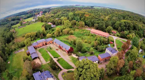 Skansen w Mniszkach: Odkryj zanikające rzemiosła i atrakcje