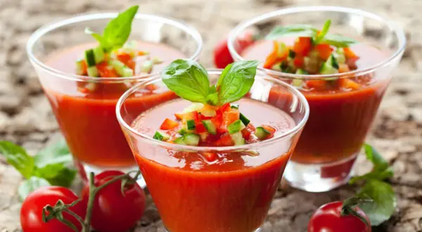 Tre glas med gazpacho, toppad med tärnad gurka, paprika och basilika. Ett perfekt gazpacho recept för en varm sommardag.