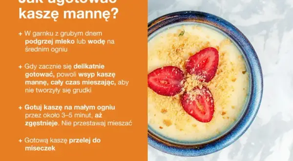 Pyszna kasza manna na mleku, udekorowana plasterkami truskawek i okruszkami ciastek. Idealna na ciepłe śniadanie.