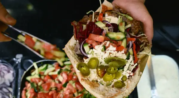 Pyszny kebab z mięsem, warzywami i serem. Czy kebab tuczy? Zależy od składników i ilości!