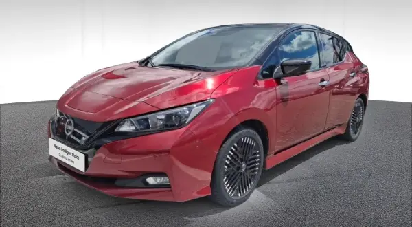 Nissan Leaf rouge, 40 kWh, prête pour l'aventure. Son autonomie vous emmène loin, en toute sérénité.