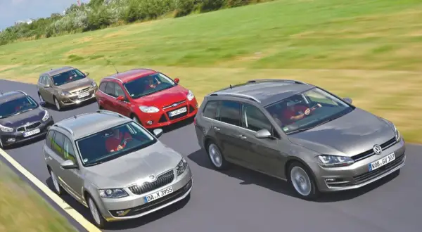 Pięć samochodów w wersji kombi i hatchback jedzie po torze.