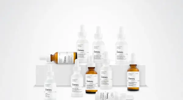 Kolekcja produktów The Ordinary, w tym kwas hialuronowy, niacynamid i retinol.