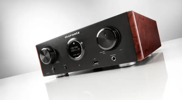 Elegancki wzmacniacz Marantz HD AMP1 z drewnianymi panelami bocznymi, wyświetlaczem USB-DAC i pokrętłami.