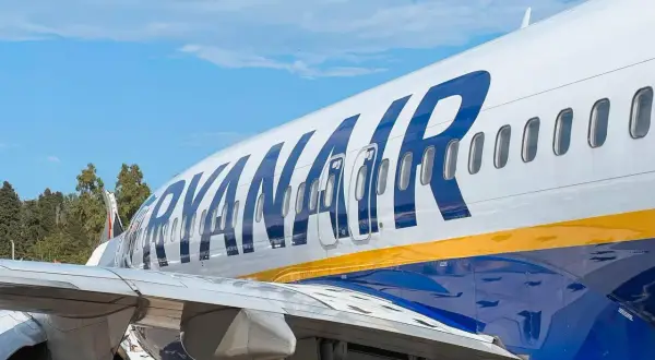 Samolot Ryanair z widocznymi oknami i napisem. Szukasz zniżki na loty?