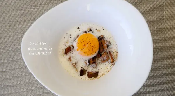 Un œuf Dubarry, poché et servi dans une sauce crémeuse avec des morceaux de champignons.