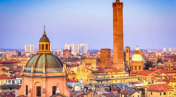 Bologna, Italien, med sina ikoniska torn och kupoler, badar i solljus. En vy över den historiska stadskärnan.