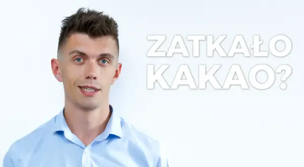 Mężczyzna z niebieskimi oczami i pytaniem "Zatkało kakao?" na białym tle.