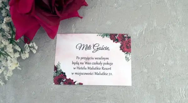 Elegancka kartka z informacją o noclegu dla gości weselnych, ozdobiona różami. Tekst zaprasza do Hotelu Malutkie Resort.