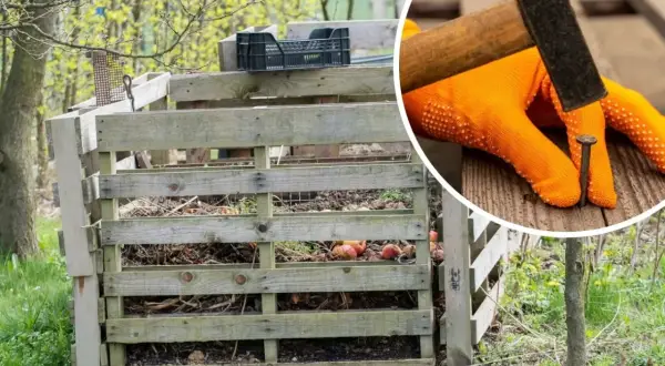 Budowa kompostownika z palet. Ręka w pomarańczowej rękawicy wbija gwóźdź młotkiem, tworząc solidną konstrukcję do kompostowania resztek organicznych.