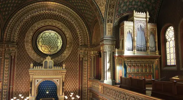Prager Synagoge mit prunkvoller Orgel, kunstvollen Deckenmalereien und einem Rosettenfenster.