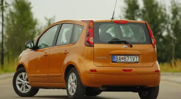 Pomarańczowy Nissan Note, gotowy na nissan note wymiana żarówki przód.