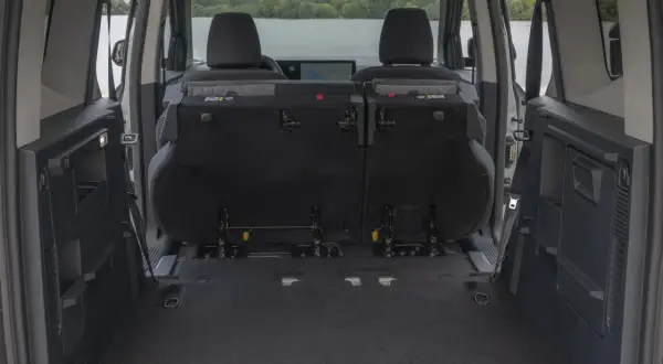 Bagagliaio del Ford Tourneo Courier con sedili posteriori abbassati, mostrando le dimensioni interne per un carico ottimale.