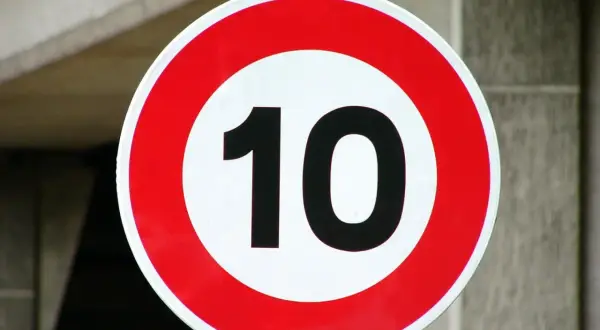 Panneau rond rouge et blanc indiquant la vitesse maximale autorisée de 10 km/h.
