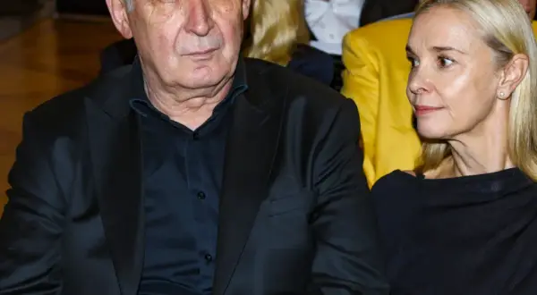 Waldemar Dąbrowski i jego towarzyszka, być może w trakcie romantycznego wieczoru, siedzą obok siebie.
