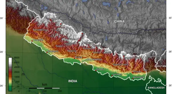 Mapa fizyczna Nepalu, ukazująca jego położenie między Chinami a Indiami, z zaznaczonymi szczytami i miastami.
