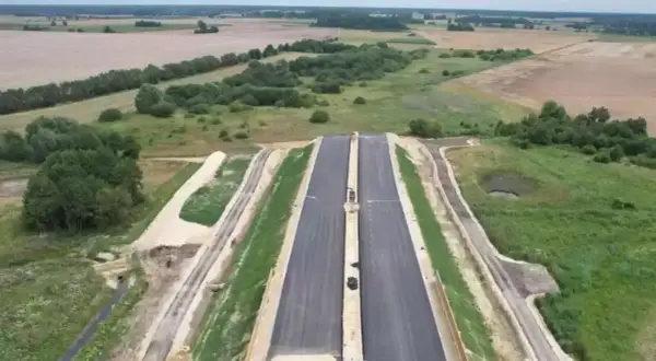 Budowa drogi ekspresowej S2, łączącej Siedlce z Białą Podlaską, postępuje. Nowa trasa przecina malownicze pola i lasy.