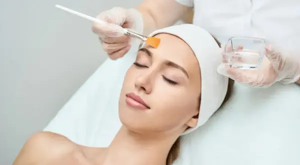 Peeling do cery trądzikowej: Wybierz mądrze i pozbądź się trądziku