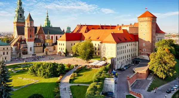Wawel, krakow castle, z czerwonymi dachami i zielonymi ogrodami, lśni w słońcu.