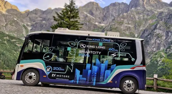 Elektryczny melek EV Motors z napisem "200km" i "60 min." na tle gór. Cennik Morskie Oko?