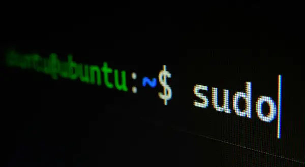 Na ekranie terminala polski linux Ubuntu wyświetla polecenie "sudo".