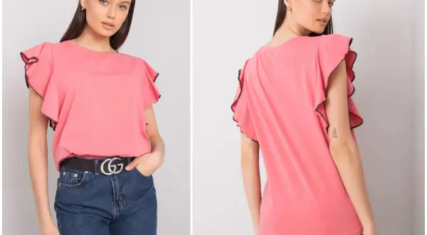 Różowy t shirt z falbankami na rękawach, idealny na letnie dni.