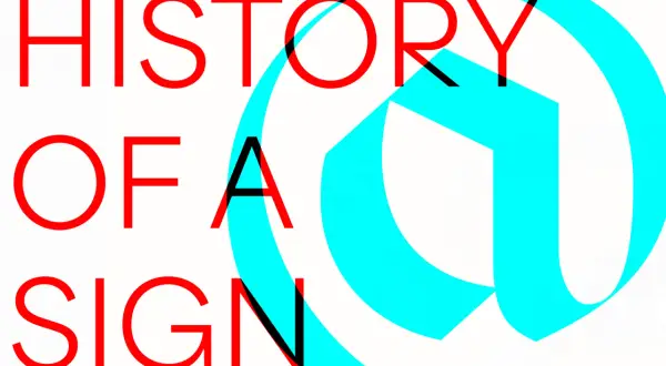 Czerwony napis "HISTORY OF A SIGN" na tle niebieskiego symbolu @.