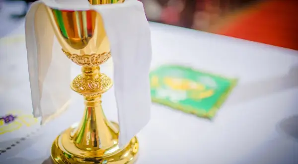 Ile kosztują msze gregoriańskie? Zaskakujące ceny w Polsce