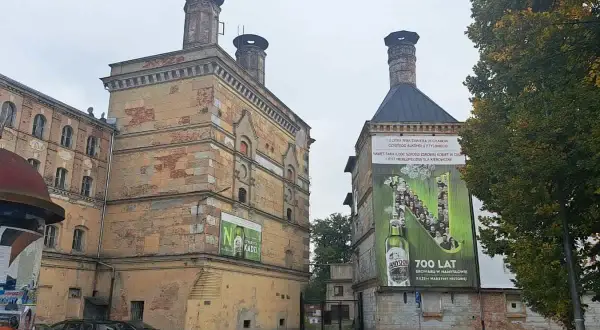 Stare budynki browaru z charakterystycznymi kominami. Na jednym z nich wielka reklama piwa z hasłem "700 lat Browaru w Namysłowie", nawiązująca do historii piwa Heweliusz.