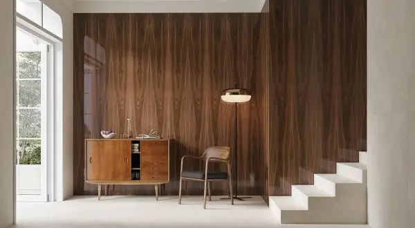 Elegancki salon retro nowoczesny z drewnianą boazerią, stylową komodą i fotelem.