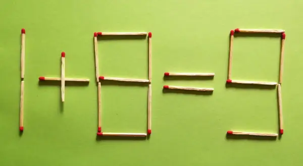 Zagadki z zapałkami: 1+8=9. Matematyczne łamigłówki na zielonym tle.