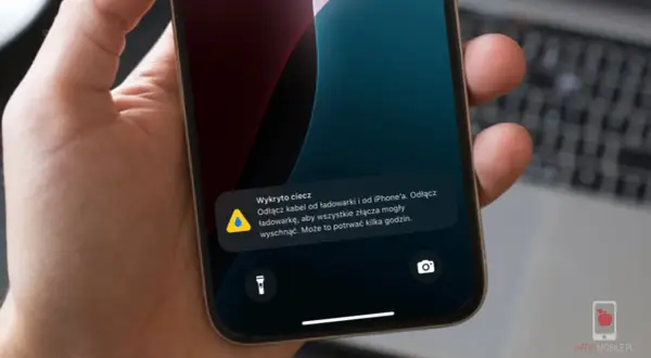 Na ekranie iPhone'a komunikat: "Wykryto ciecz". Odłącz kabel od ładowarki i od iPhone'a, aby złącza mogły wyschnąć.